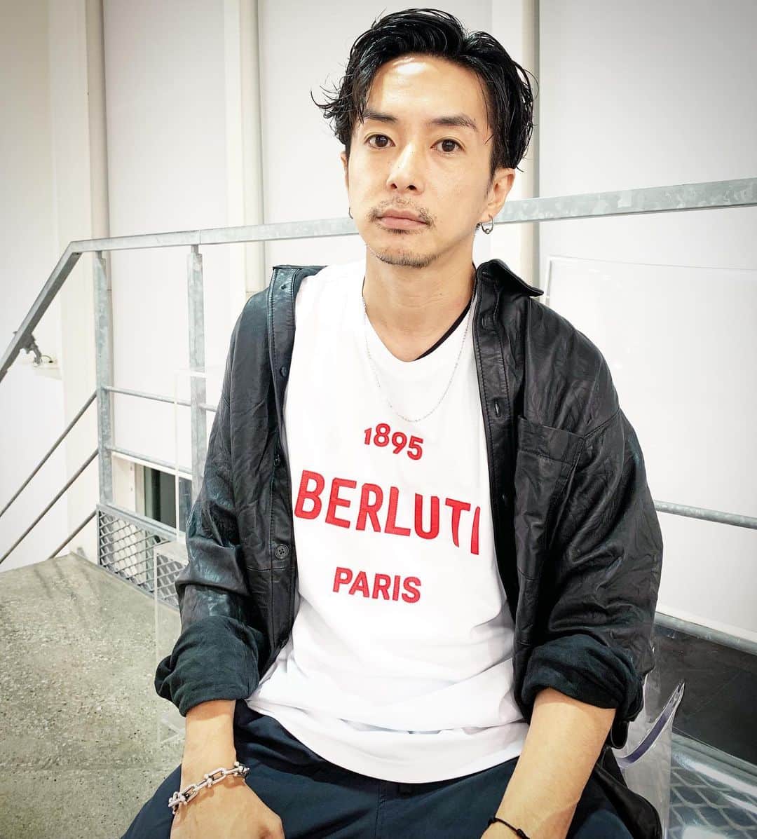 奈良裕也さんのインスタグラム写真 - (奈良裕也Instagram)「@berluti  #berluti  #1895 ベルルッティ公式EC限定 T-shirt ❤️ https://www.berluti.com/ja-jp/rogo-ci-xiutshatsu-ri-ben-xian-xing-fan-mai/R17JRS42-JADC.html」9月18日 19時58分 - yuyanara