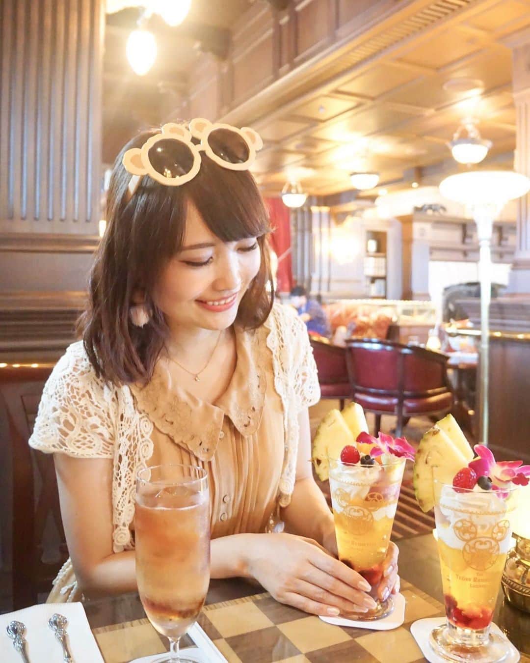 のインスタグラム：「🍨🍨﻿ ﻿ ディズニーシーで﻿ まったりできるお気に入りの場所💕﻿ テディ・ルーズヴェルト・ラウンジ✨﻿ ﻿ 季節のパフェは、﻿ 夏はパイナップルとマンゴー✨🍍﻿ ﻿ 今はもう秋バージョンになってるけど、﻿ 秋バージョンもおいしそう❤️🤤﻿ まだまだ暑い日には、﻿ 避暑スポットとしてもオススメ☀️ ﻿ ﻿ ﻿ るなカメラマン(@runakumaa)が、﻿ 一眼でめっちゃ素敵に撮ってくれた💕📸﻿ ﻿ ﻿ #ディズニーシー#テディルーズヴェルトラウンジ#季節のパフェ#ダッフィーコーデ#ssコロンビア号#ディズニースイーツ#tokyodisneyresort#disneysea#duffy#sscolumbia」