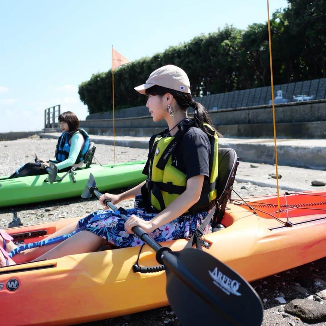 中谷彩伽のインスタグラム：「ロハスカヤックでの撮影に行ってきました🚣💓 波に乗りながら横須賀の白浜まで☺️ #横須賀市観光協会 #横須賀 #三浦半島 #横須賀キャンペーン隊 #ミスコン #シーカヤック #カメラ女子 #読者モデル #モデル #神奈川観光 #神奈川旅行 #旅行 #観光 #海 #中谷彩伽 #なかやん #follow #followme」