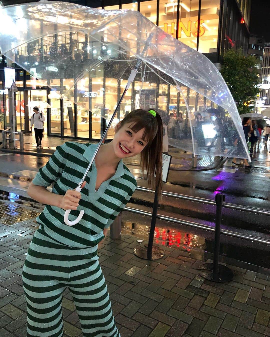 生見愛瑠さんのインスタグラム写真 - (生見愛瑠Instagram)「雨でもhappy ~ スイカみたいって言われた~🍉 #めるのふく #ootd」9月18日 20時09分 - meru_nukumi