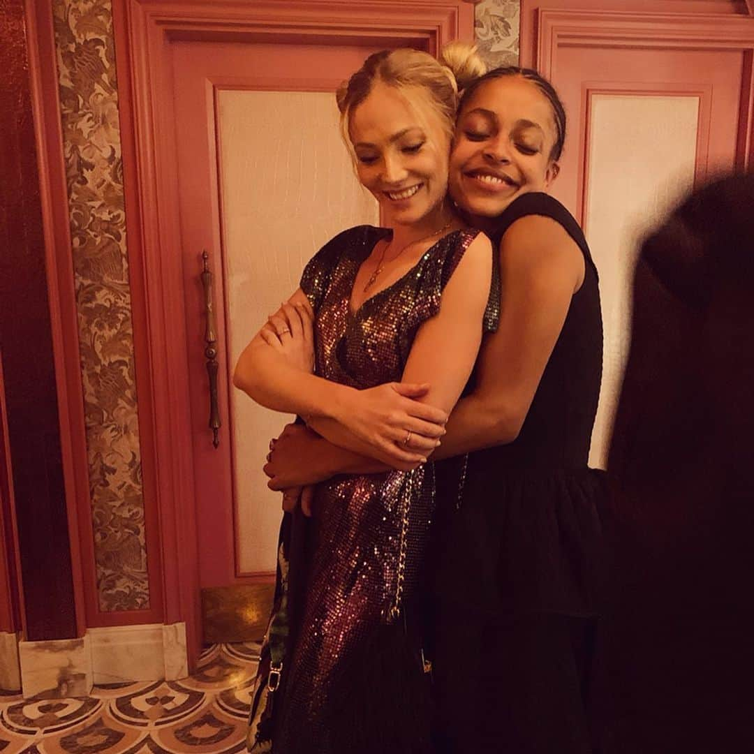 クララ・パジットさんのインスタグラム写真 - (クララ・パジットInstagram)「Just a couple of ladies striving to get the lyrics right @kesewa.aboah 🧸 #cosycouture」9月18日 20時09分 - clarapaget