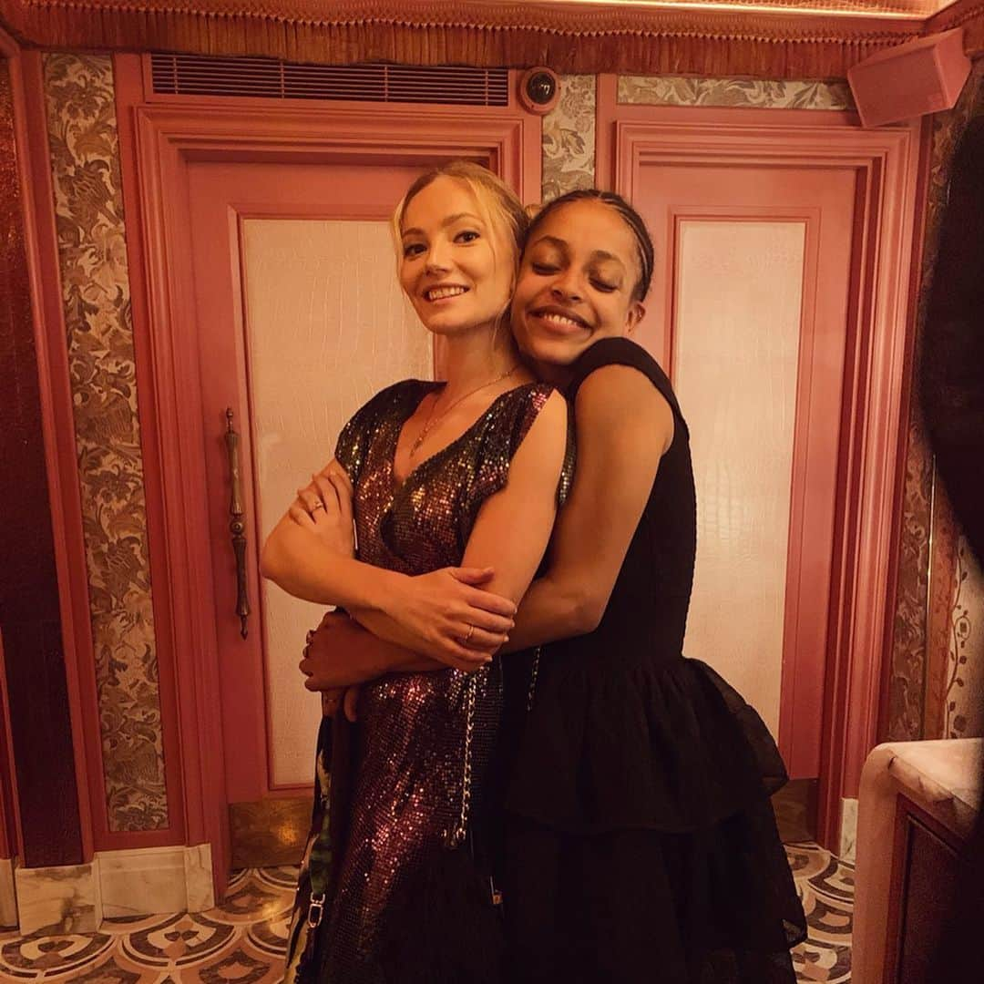 クララ・パジットさんのインスタグラム写真 - (クララ・パジットInstagram)「Just a couple of ladies striving to get the lyrics right @kesewa.aboah 🧸 #cosycouture」9月18日 20時09分 - clarapaget