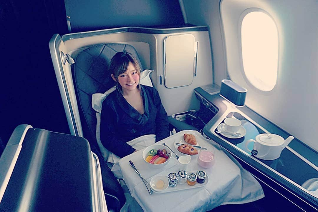 YuhKawasakiさんのインスタグラム写真 - (YuhKawasakiInstagram)「ブリティッシュエアウェイズのファーストクラスの朝食☀️🍴✈️ メニューがありすぎてわけわからないので、適当に持ってきてもらいました(笑) 世界最高峰のシェフや英国デザイナーと協力した、高度35,000フィートで完璧なレストラン体験を楽しめるようになってます🍽️ そして寝巻きはテンパリーロンドン💤 CAさんは全員男性で、みんな愛想よくてめちゃくちゃ優しかったです😍 その理由はなぜかというと… . . . 仕事だからです✋(笑) . . . #4回目の世界一周 #ファーストクラスで世界一周 . #ブリティッシュエアウェイズ #ファーストクラス#BritishAirways #firstclass #ファーストクラスラウンジ #世界一周航空券 #ワンワールド #機内食 #テンパリーロンドン #海外旅行 #海外 #海外一人旅 #トランカー #旅スタグラム #旅スタグラマー #タビジョ #旅したくなるフォト #海外好きな人と繋がりたい #女一人旅  #旅行記録 #プロトラベラー #世界一周 #旅行好きな人と繋がりたい #飛行機好きな人と繋がりたい #飛行機 #旅行好きな人と繋がりたい #女子旅 #バックパッカー じゃないよ」9月18日 20時10分 - yuhkawasaki