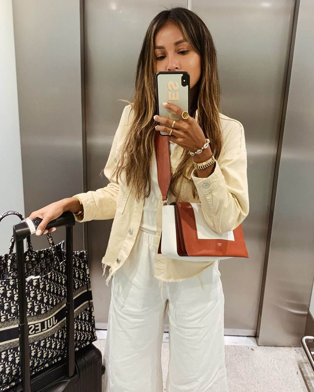 ジュリー・サリニャーナさんのインスタグラム写真 - (ジュリー・サリニャーナInstagram)「Paris bound. 💫✈️」9月18日 20時13分 - sincerelyjules