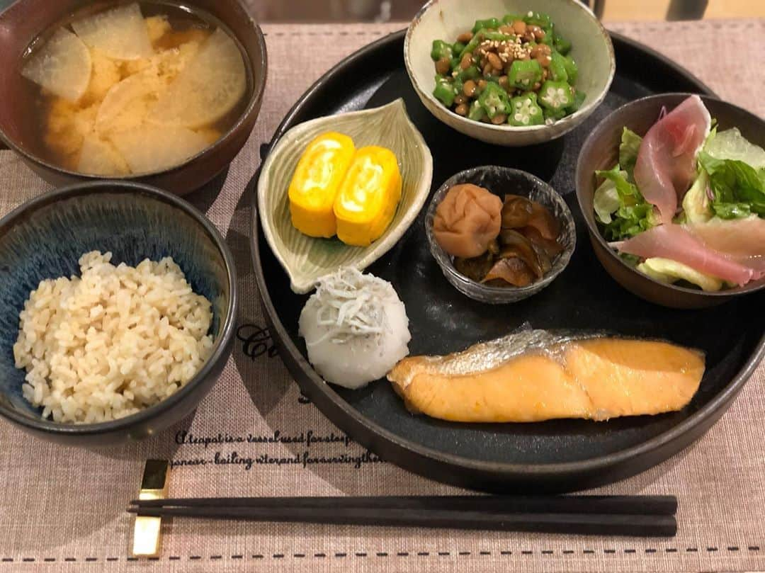 岸明日香さんのインスタグラム写真 - (岸明日香Instagram)「やっとゆっくり作れたお昼ご飯は、定番なやーつ🙋‍♀️ 最近2キロ太って太ももが真剣に太ももなので玄米にした🥺 #岸キッチン #塩鮭定食 #オクラ納豆 #卵焼き #生ハムサラダ #漬物 #梅干し #大根の味噌汁 #玄米 #丸いのも皿です笑」9月18日 20時24分 - aspoo02