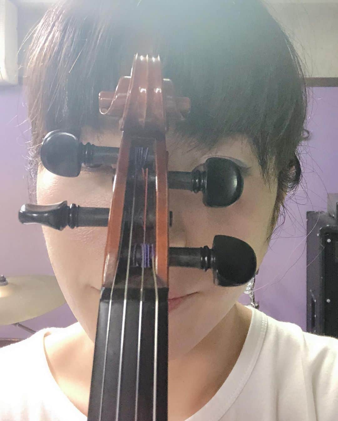 東出真緒さんのインスタグラム写真 - (東出真緒Instagram)「バイオリン仮面🎻参上！ もしくは 楽器レンジャーバイオリン🎻とか？？ . #violin #ゴレンジャー #なんか虫みたいで怖い」9月18日 20時17分 - mao_bigmama_vn