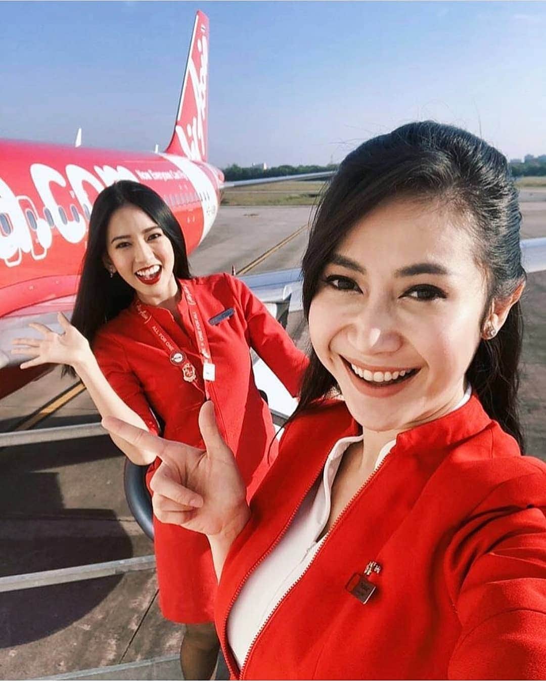 のインスタグラム：「How's your midweek so far? Sharing you some smiles and good vibes! 😀 #AirAsia __________ Photo by @nomcake.araya & @lekstory」