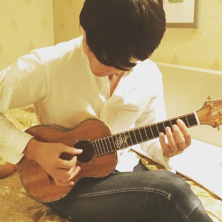 のインスタグラム：「Dolly's Dreaming and Awakening🧸  #ukulele #ウクレレ  #人形の夢と目覚め #DollysDreamingandAwakening #娘が足だけ出演」