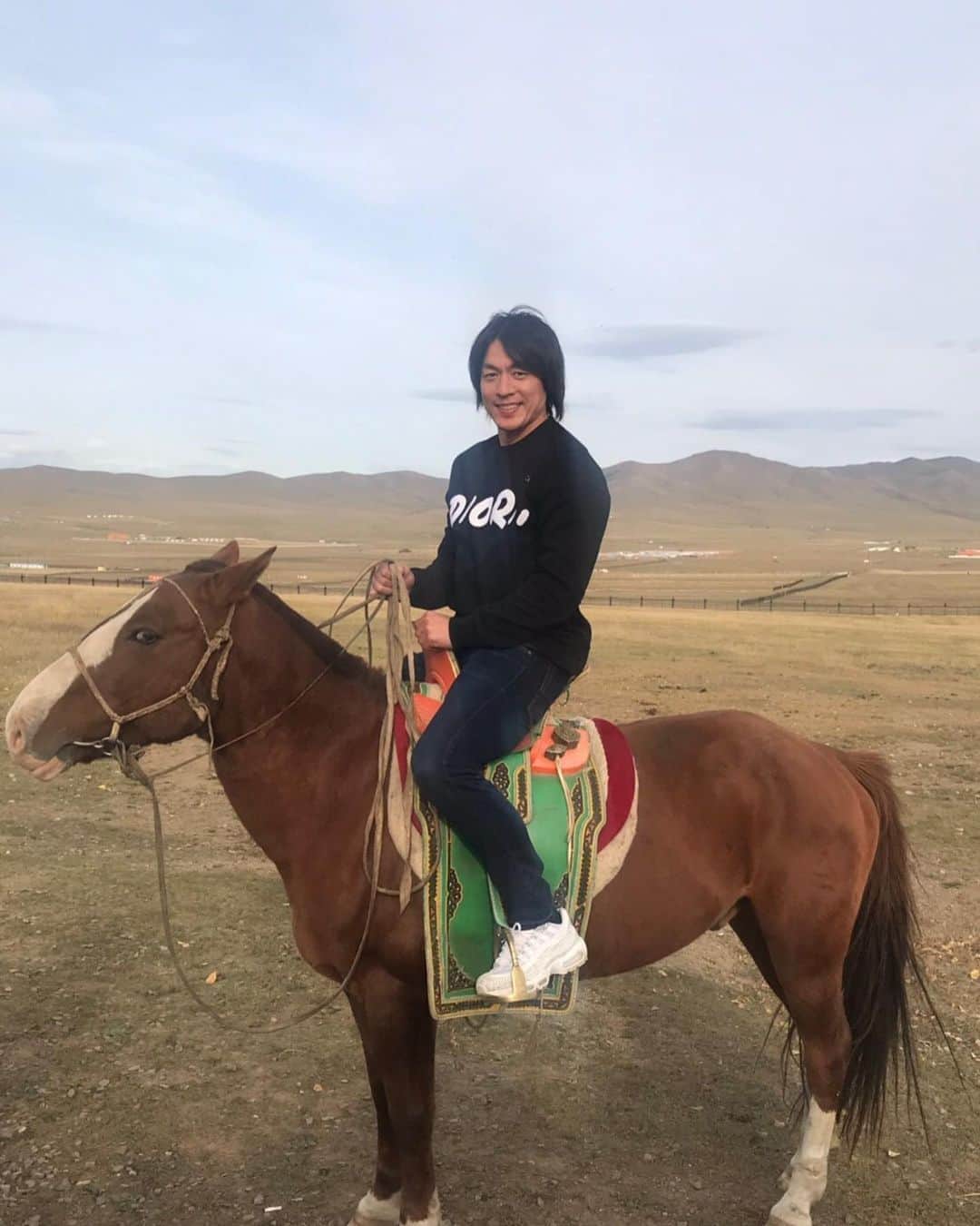 宮崎大輔さんのインスタグラム写真 - (宮崎大輔Instagram)「モンゴルの草原を馬で散歩しました🐴  1人で馬に乗ったので少しヒヤヒヤしましたが、気持ち良かった😀  #乗馬 #mongolia #モンゴル #滞在記 #宮崎大輔 #ハンドボール #handball #bennu」9月18日 20時28分 - daisuke7_official