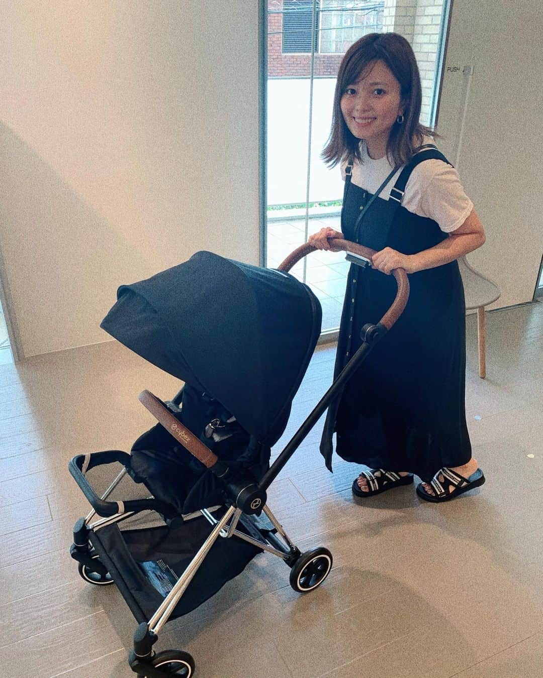 瀬戸サオリさんのインスタグラム写真 - (瀬戸サオリInstagram)「ベビーカー👶🏼は サイベックス  @cybex_japan  にしました❤️ . 沢山見たけど最高だった🥰 対面にもなるし折りたたみも簡単だし シートがメッシュで夏は快適そう💞 走行性も更にタイヤも最高でした🤤 . フレームは限定カラーに…❤️ シートはブラックにしました💞 組み立てながらニヤニヤ👶🏼 . 可愛いものぽちぽちネットで見るのが 最近の趣味です👶🏼♡ 結構前にgetしたのだけど、、 今更更新🙃… ＿＿＿＿＿＿＿＿＿＿＿＿＿＿＿ #ベビーカー #サイベックスミオス  #👶🏼」9月18日 20時30分 - seto_saori