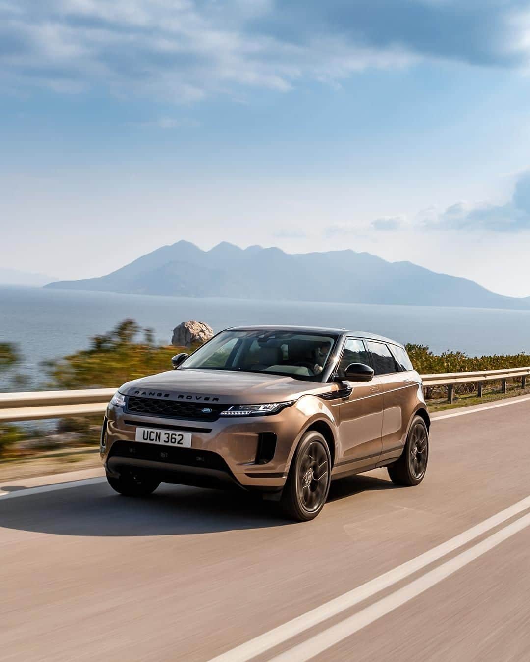 Land Roverさんのインスタグラム写真 - (Land RoverInstagram)「Refined efficiency, from challenging off-road obstacles to simply coasting along. New #RangeRover #Evoque  #LandRover #CompactSUV #Design #Carsofinstagram #4x4 #Luxury #Instadesign #Elegance #SustainableStyle #SustainableLiving #SustainableLuxury」9月18日 20時30分 - landrover