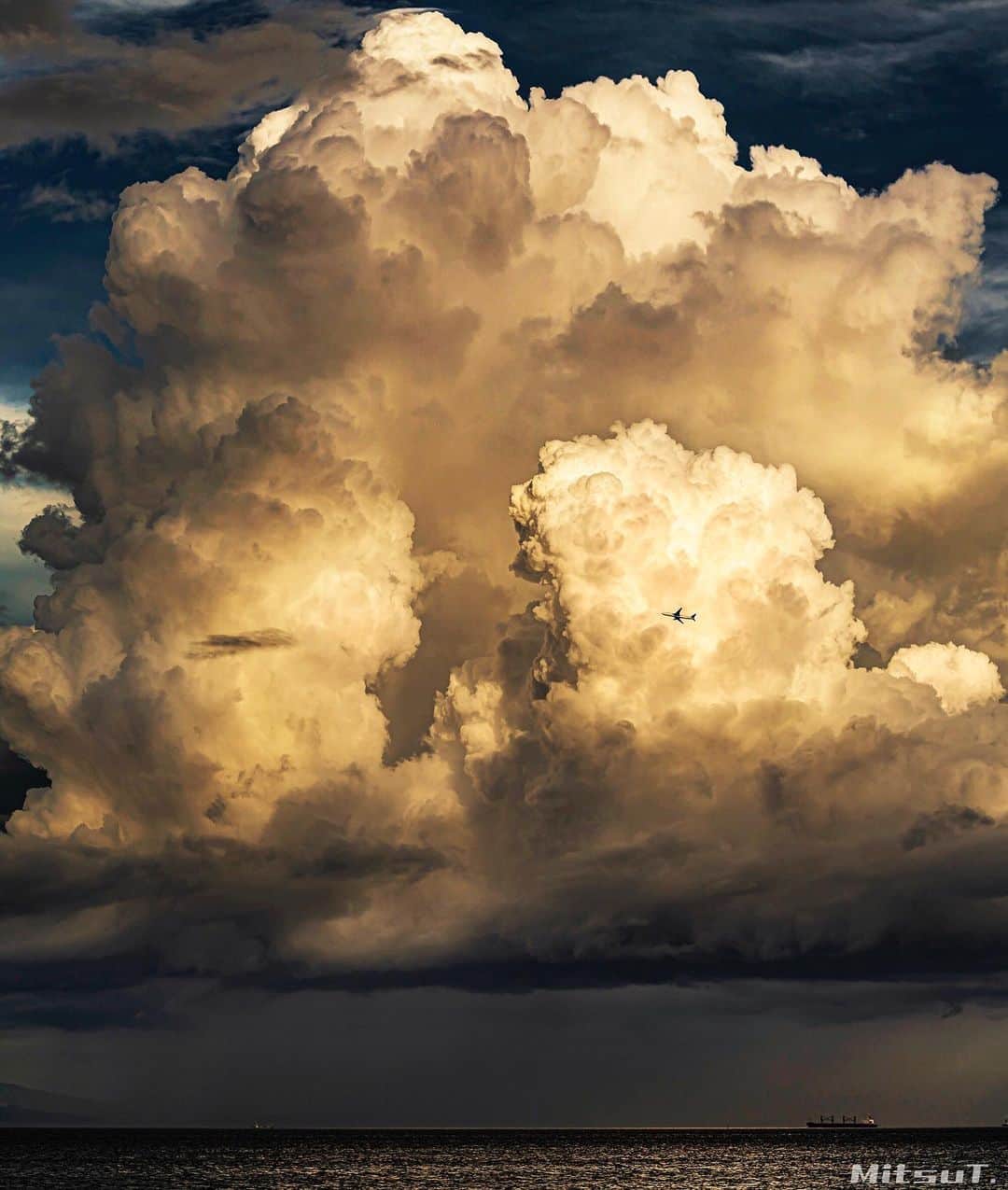Mitsuさんのインスタグラム写真 - (MitsuInstagram)「Location : 🇯🇵Hyogo 積乱雲が好きなので 夏は他の季節に比べて 圧倒的に空の写真が増えますな🤔」9月18日 20時30分 - mitsut830
