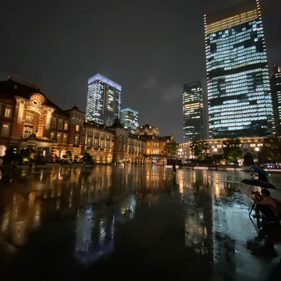 林信行のインスタグラム：「#shotOniPhone11ProMax #超広角超楽しい　#UltraWideFun 雨の丸の内を最新のiPhoneで撮ってみました… 新iPhoneの詳細はこちらから:  https://www.itmedia.co.jp/pcuser/spv/1909/17/news122.html」
