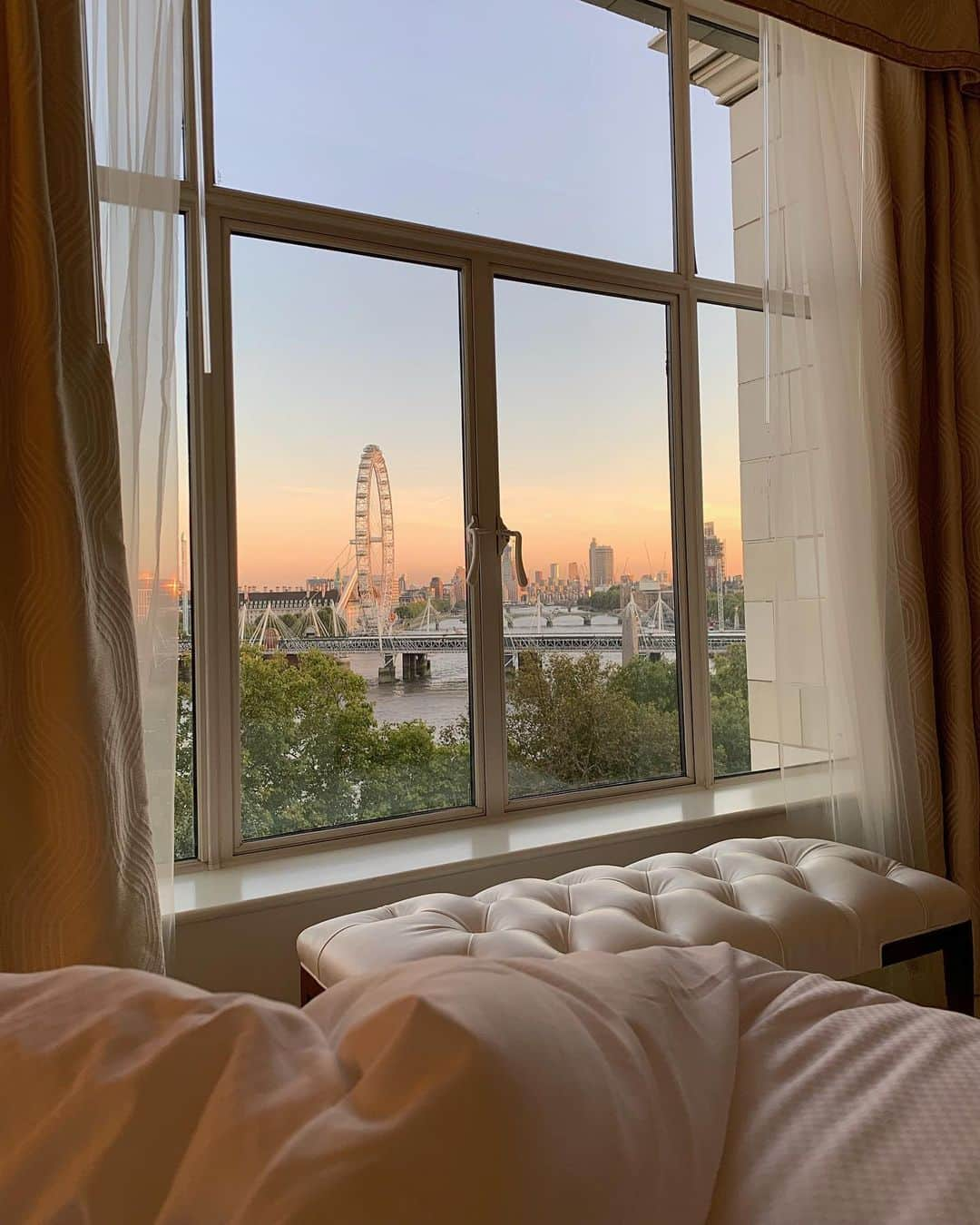 レオニー・ハンネさんのインスタグラム写真 - (レオニー・ハンネInstagram)「Waking up here was my highlight of #LFW @thesavoylondon. ☁️ Anzeige #London」9月18日 20時41分 - leoniehanne