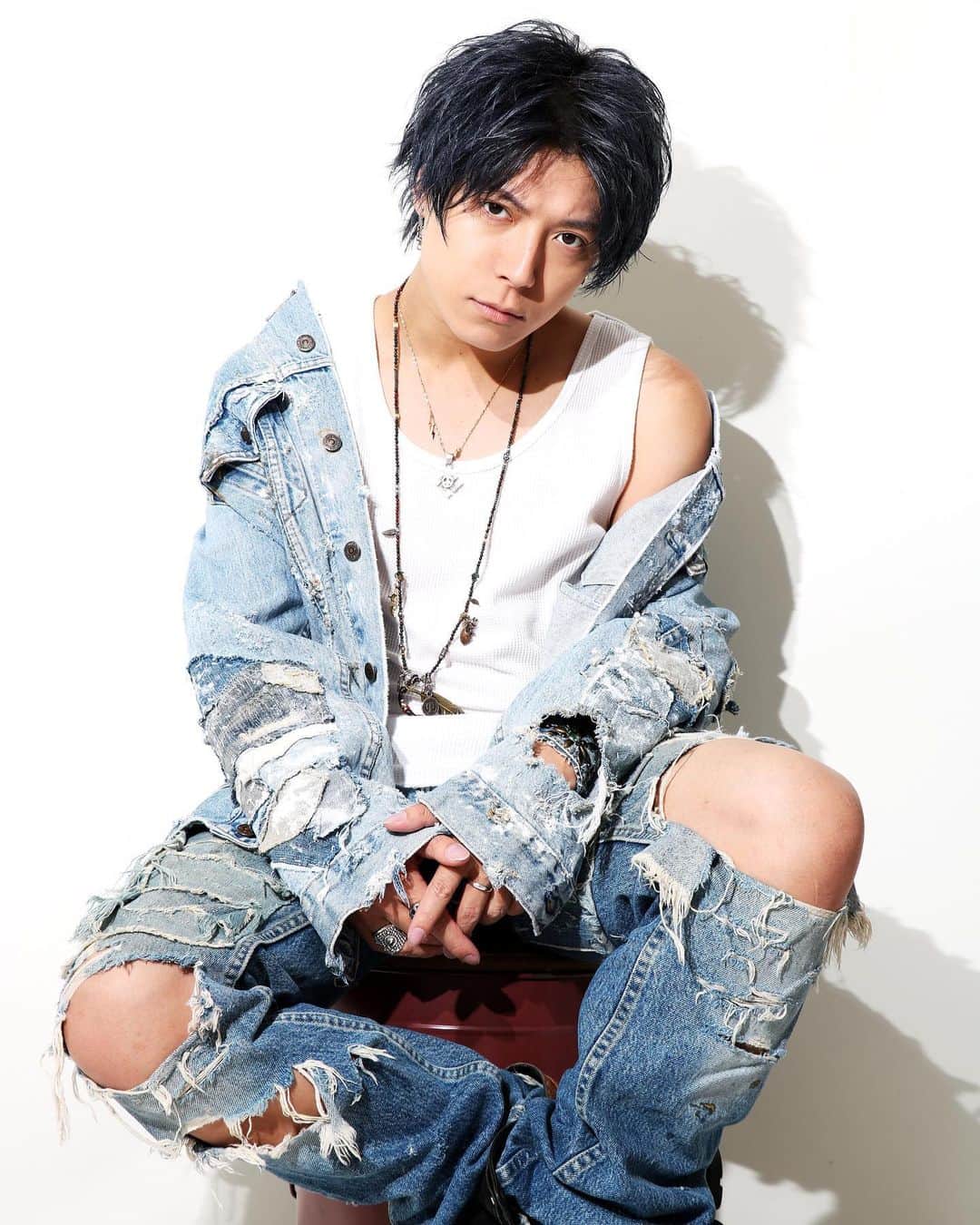 引地敬澄のインスタグラム：「少し前の👖STYLE撮影📸 . ■hair= @suna091 (SMILOOP) ■fashion= @kincrossworld & @resurrection_gallery & @hapeace1221 . . . . ps.デニムカラーヘアーにデニムのセットアップによる、ひたすらデニム尽STYLEでした🐕👖 うん。碧いですねぇええ🤘 . . . #引地髪服 🐕🍀 #HAPEACE #KinCrossWorld  #SMILOOP  #RESURRECTION #かぐや姫と7人の王子たち  #followme  #vintage  #fashion #style #photooftheday #swag #fit #instacool #데일리록 #옷스타그램 #멋스타그램 #코디 #오오티디  #팔로우  #맞팔 #소통  #선팔  #소통해요  #tagsforlikes #instalike #yolo #followmeto  #fashionista  #ootdfashion」