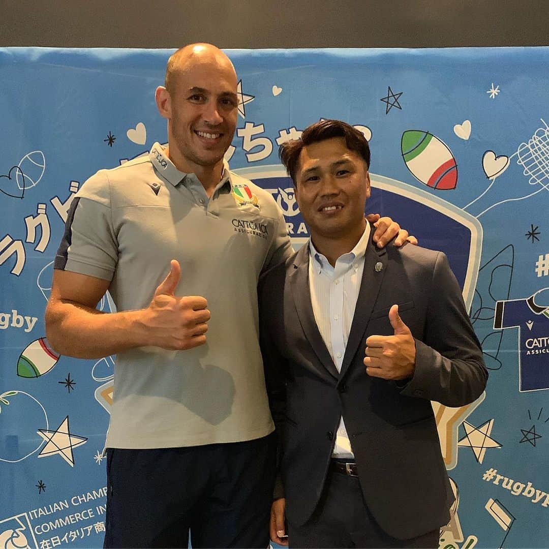 大西将太郎さんのインスタグラム写真 - (大西将太郎Instagram)「「Forza Azzurri!」 ということで 在日イタリア商工会議所のご招待でイタリアンイベントおよび、プレスカンファレンスパーティーに出席させていただきました。  今大会が5回目のワールドカップになる鉄人パリッセは覚えてくれてた^_^ 本当に良い男！ コーナー・オシェイHCともお話し出来て、NZvsイタリアの解説を担当するための情報収集もばっちり👌 ウッチーさんにも会えた！！ イタリアvsナミビア 9/22日14:15K.O  大阪、花園ラグビー場での記念すべきワールドカップ初試合です！！」9月18日 20時36分 - shotaro12