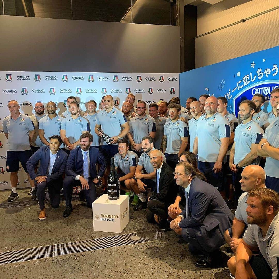 のインスタグラム：「「Forza Azzurri!」 ということで 在日イタリア商工会議所のご招待でイタリアンイベントおよび、プレスカンファレンスパーティーに出席させていただきました。  今大会が5回目のワールドカップになる鉄人パリッセは覚えてくれてた^_^ 本当に良い男！ コーナー・オシェイHCともお話し出来て、NZvsイタリアの解説を担当するための情報収集もばっちり👌 ウッチーさんにも会えた！！ イタリアvsナミビア 9/22日14:15K.O  大阪、花園ラグビー場での記念すべきワールドカップ初試合です！！」