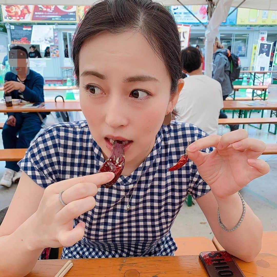 薄井しお里さんのインスタグラム写真 - (薄井しお里Instagram)「swipe😉💁‍♀️ 秋山かほちゃんと #激辛グルメ祭り に行ってきました♡ 一番最初に食べたチーズダッカルビのヤバ辛が辛かったなぁ🥴 写真は #赤い壺 のガーリックシュリンプ！ わたしが知ってるガーリックシュリンプの見た目とは全然違いました😂 でも、唐辛子も（大きい方は）パクパク食べられる香ばしさ！ 小さい方は時々食べるとHOTで素晴らしい！♡ ・ 寒くて震えていたけど、唐辛子食べてからだぽかぽか♡ ・ 激辛まつりさよなら🥺💕 また来年💕 #激辛まつり #激辛グルメ祭り #激辛 #激辛好き #辛みください #今日は感じました」9月18日 20時40分 - shiori.uuu