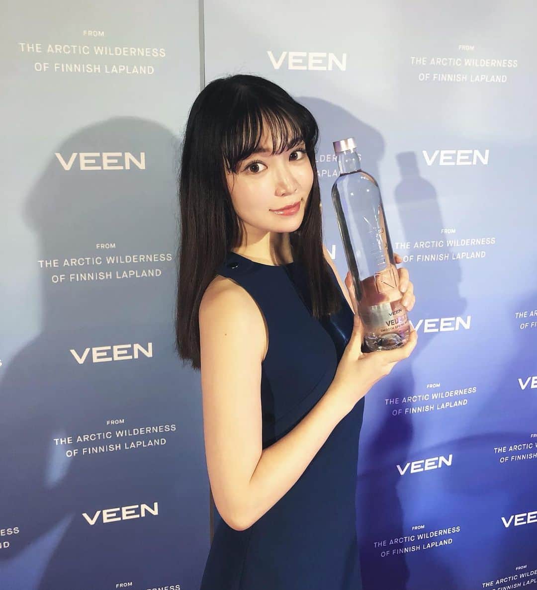 のインスタグラム：「フィンランドと日本の外交関係樹立100周年記念イベントへ🇯🇵🇫🇮❤️ #オーロラウォーター と言われている @veenwater_japan  #veenwater を試飲できました!! オーロラなどで有名なラップ県で取れるミネラルウォーターなんだよ🎵 癖がなくて自然の甘みがあって美味しかったです🤭 夢の一つがオーロラを見る事なので なんだか夢に一歩近付いた気が、、(んな事は無い)」
