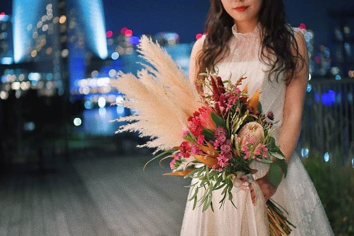 sayocoさんのインスタグラム写真 - (sayocoInstagram)「久々の結婚式振り返り👰🏻💞 #ウェディングブーケ 編🌼 ・ ・ こうゆうのは嫌だっていうのはあったけど 明確にこういうのが良い！っていうのが無いという 本当にめんどくさい花嫁でしたが、 可愛く作ってもらいました💐😂 ・ ・ 一つ目のブーケは多肉植物がお気に入りで 二つ目はやっぱりパンパスグラス🌾♥️ ・ ・ ボリュームのあるものと縦長のものと バランスの違った二つどちらもすき✌️💖 ・ ・ #さよ婚#ksw_1125#結婚式#卒花嫁レポ#ブーケ#多肉植物#パンパスグラス」9月18日 20時50分 - sayoco