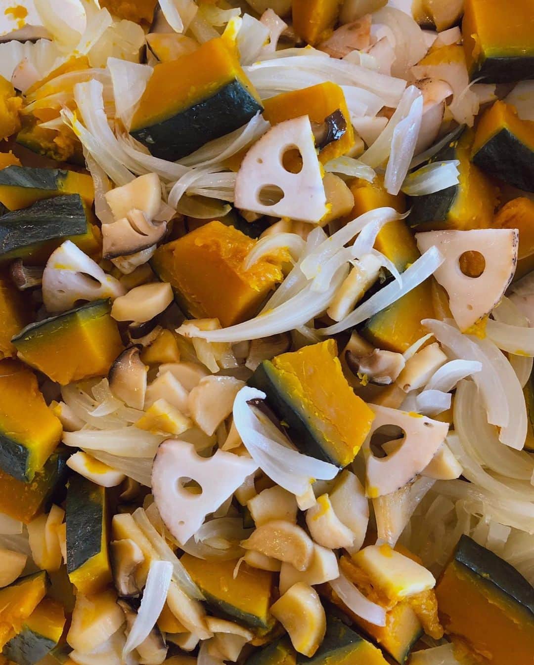 長谷川理恵さんのインスタグラム写真 - (長谷川理恵Instagram)「久しぶりの重ね煮レッスン。葉山にある @akubo_akubo さんのサロンへ。 重ね煮とは、少しの塩と野菜を順に重ねて火を入れていきます。重ねる順番や野菜の切り方全てに意味があります。出来上がった野菜たちは生命力に溢れていて旨味も凝縮。このベースの重ね煮野菜を使ってアレンジ。今日はココナッツミルクのカレーとヨーグルトサラダにサモサ。どれも簡単で絶品！！写真スライドして、デザートも重ね煮。まるでシロップを加えたかのような甘みだけど砂糖不使用。素材のもつ味と力を最大限に活かした調理法だ。マラソントレーニング期間の良い気分転換と癒しの時間になりました！  #野菜のもつパワー #体元気 #細胞喜ぶお料理」9月18日 20時43分 - rie_hasegawa