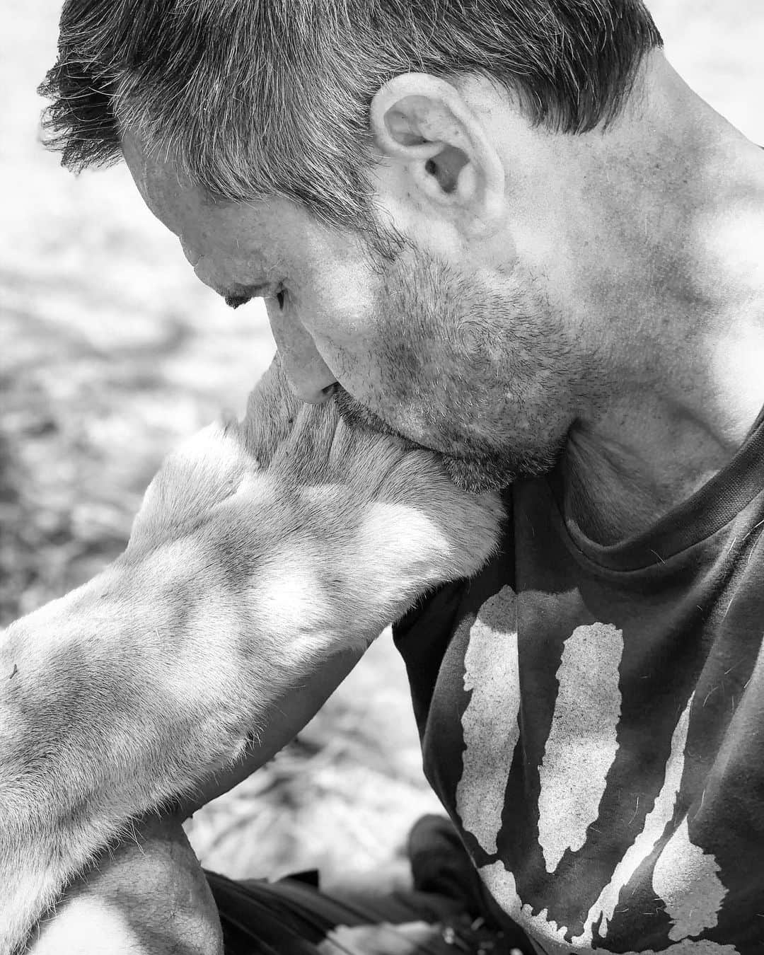 Kevin Richardson LionWhisperer さんのインスタグラム写真 - (Kevin Richardson LionWhisperer Instagram)「•Paw kisses•  It can be 40 deg celsius outside and the lions will often lie touching each other. Its something I’ve always found fascinating and perhaps has something to do with social bonding. It’s no different when I’m there with them. I’ll be sitting, doing some emails on my phone or something similar when out of no where a paw comes reaching my way. Only thing left to do is kiss it.  #lionpaw #paw #lion #africanlion」9月18日 20時45分 - lionwhisperersa