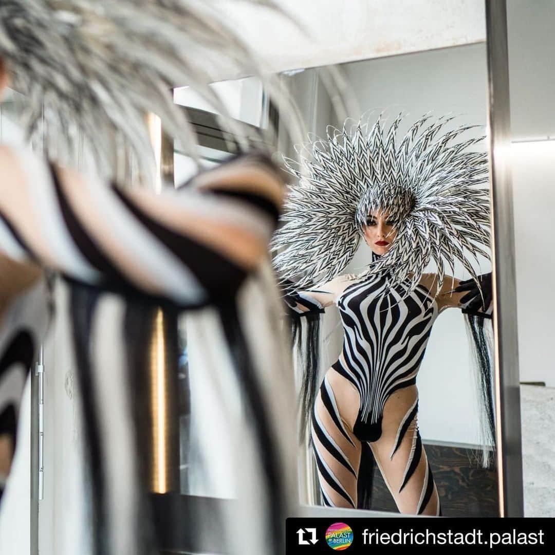 フィリップトレーシーさんのインスタグラム写真 - (フィリップトレーシーInstagram)「Backstage at the Friedrichstadt-Palast Berlin.  VIVID Grand Show comes to life every night until July 2020!  #Repost @friedrichstadt.palast ・・・ Fierce zebra, fierce hairdo  #PalastBerlin #VIVIDGrandShow #Zebra #Stripes #Headpiece #PhilipTreacy #ZebraPrint #Fashion #ViktorLeske #hairsalon #lastcheck @viktor_leske_berlin 📷 Nady El-Tounsy」9月18日 20時47分 - philiptreacy