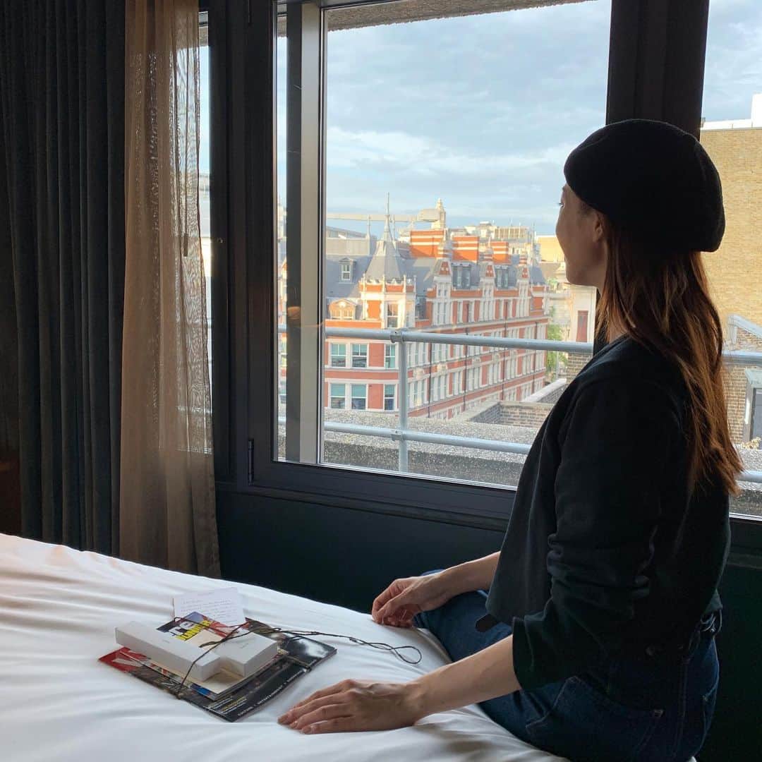 のインスタグラム：「🌹 . あーーーー英国大使館に行ったことで 海外に行きたい欲がフツフツと！！笑 . 次はどこに行こうかな？☺️ むしろ、どこの旅行VLOGが観たいですか？🎬 (行き先をみんなに委ねるスタイルw) . . #london #londontrip #fashion #agnesb」