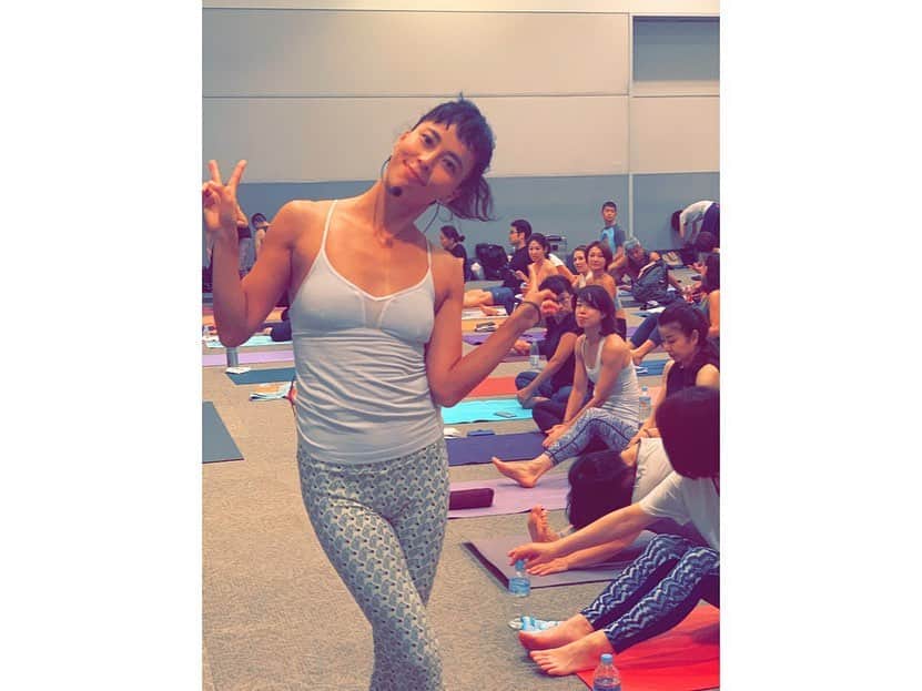 渋木さやかさんのインスタグラム写真 - (渋木さやかInstagram)「あいや！満員御礼💛 まさかのチケット即完売💛😭✨ みんな奇跡(?)をありがとうございましたっ！ ・ ・ 生徒としての学びの場であり、先生としての教えの経験を積ませてくださる @yogafest_jp 運営チームの皆さま、毎年呼んでくださることへの感謝を伝えたいです。 ・ ・ 「 シヴァーナンダ12 太陽礼拝と背骨の秘密 」 何度かやらせていただいているテーマ. ・ ・ 世界には様々なヨガが溢れていて、 ヨガ好きの私たちには、楽しくて楽しくて仕方ないのだけど。シヴァーナンダヨガは、10年後、20年後、今も変わらず愛されながらみんなが変わらず学ばれていると確信しています. (結婚の誓いみたいだな😀) ・ ・ 伝えたい事と求められていることの丁度いい塩梅が見つからず、クラス内容やタイトルで迷っていた時、 @maeyoshikawa めいさんが一緒にこのタイトルを考えてくれたこと、ずっとずーーーっと感謝しています. (そんな私の大好きな大先輩めいさんのstudio @vedatokyo で10/15 11:00- でHappy子育てヨガ(子連れOKクラス)やります💛) ・ ・ そして、当日クラスのアシスタントをしてくれた @yogasowaka  みなちゃん！写真撮ってくれた @_to_yo とよちゃん！クラスの間、ドングリシッターしてくれていた @reikokaneko れいちゃん！みんなみんなに支えられて、ヨガを伝えるという仕事を続けられています.  ありがとう、ありがとう😭🥺🙏✨ ・ ・ そしてクラスに来てくれたり、関心を持ってくれるあなたにも💛 いつもありがとう💛 ・ ・ この日のヨガウェアは Tops: @lululemonjp  Pants : @taara_clothing (みんながかわいー！って言ってくれた🦓ゼブラ柄のパンツ. 現在ショートパンツのみ販売中だって💛)・ ・ #yoga#yogaclass#yogafest#yogafest2019#シヴァーナンダヨガ#シヴァナンダヨガ#sivanandayoga#渋木さやか」9月18日 20時48分 - yoga_citta