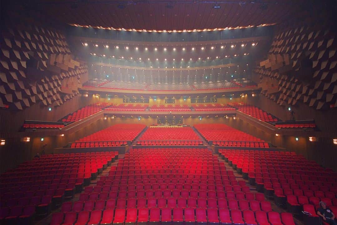 坂東慧のインスタグラム：「Little Glee Monster 5th Celebration Tour 2019 ~MONSTER GROOVE PARTY~ 大阪フェスティバルホールでした！ 久しぶりで緊張しましたが、楽しかった〜！ ありがとうございました！ #littlegleemonster #mostergrooveparty #リトグリ #リトグリパーティー #bj」
