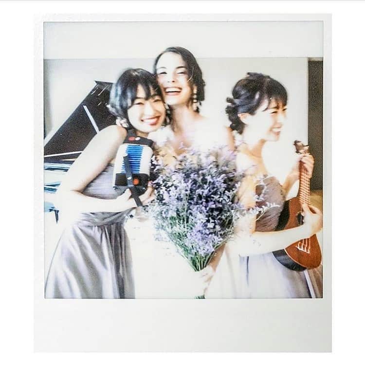 のインスタグラム：「. 昨日の撮影のオフショット😏 チェキはやっぱり雰囲気が出るね😳 #wedding#ウェディング#offshot#チェキ」