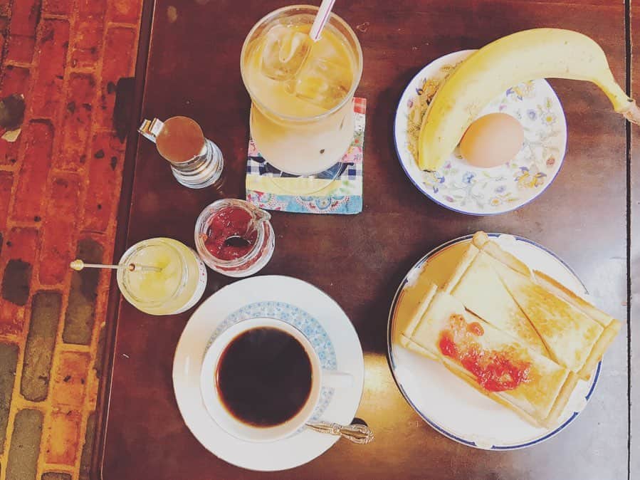 弘松芹香のインスタグラム：「ゆで卵半熟やったで🥚  #コーヒー#パン#トースト#ジャム#はちみつ#ゆで卵#バナナ#朝#ごはん#モーニング#喫茶店#朝ごはん#朝ごパン#朝食#うまい #breakfast#morning#food#instafood #bread#coffee#jam#honey#coffeeshop#cafe#🍳 #instalike#instagood#photography#simple」