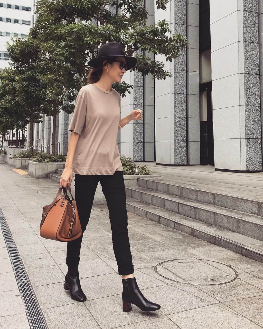 MAICOさんのインスタグラム写真 - (MAICOInstagram)「#outfit  Tops... @storynine_jp Bottom... @zara Bag... @loewe Shoes... @geox #geox  @geox のブーツを初おろし。 上質なレザーなので、履くほどに馴染んでいくのが楽しみです。 ヒール部分のべっ甲柄も可愛くてお気に入り😊  9/18-24まで、伊勢丹メンズ館エントランスにて @geoxdragon のレーシングカーが日本初公開で展示されているのでぜひ✨  #geoxdragon#ジェオックス#呼吸する靴#プラワンコーデ#pr」9月18日 20時56分 - maico0327