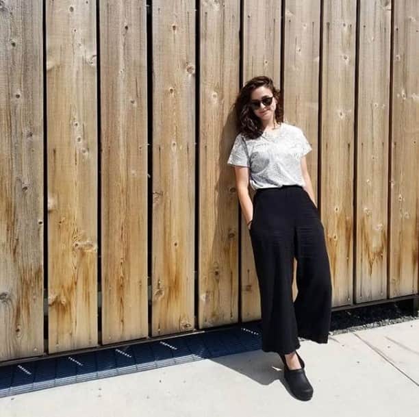 のインスタグラム：「You guys, we love seeing how you wear our clogs! Share them with us using #danskostyle Thanks to @redrainbootgirl for this awesome pic! . . . #dansko #instalove #clogs #shoes #danskos #justyourfavorites #instagood #danskostyle #comfort #newshoes」