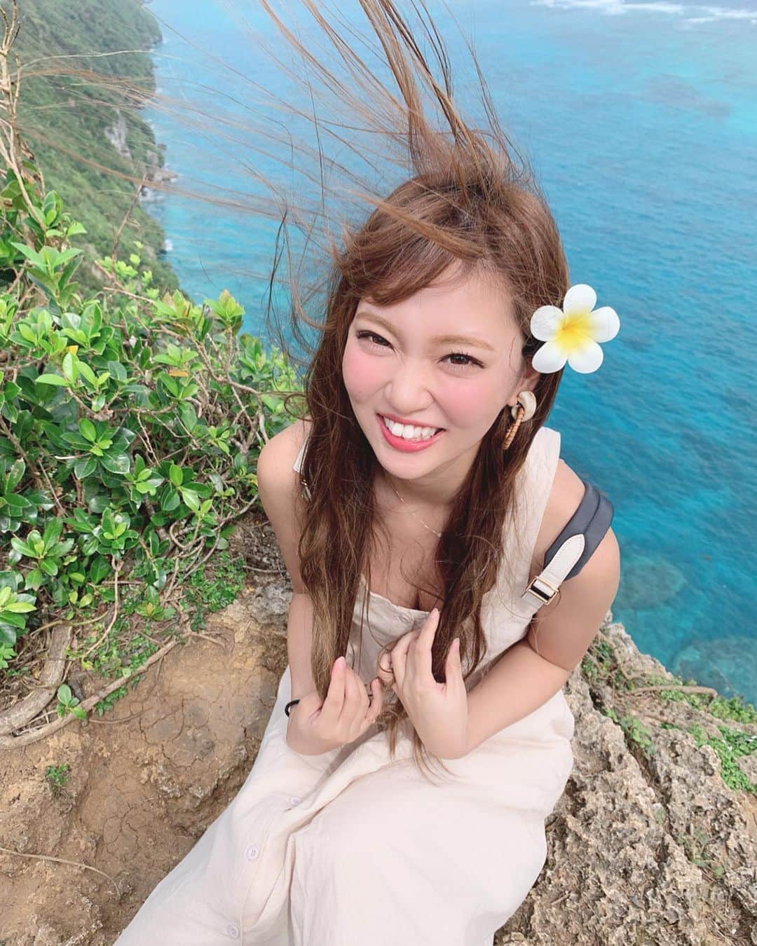いっちゃん/嶋津 いつみのインスタグラム：「. . 見て。これ。笑 . . . . 伊良部島の三角点っていう 絶景ポイントに行ってきてんけど なんせ爆風すぎてこんな写真しか撮れんかってん😂😂😂💨 . . . でも海の色がほんまに綺麗やから 載せる🙋🏼‍♀️⭐️笑 . . . . . . 三角点は車止めるとこもないし、 すんごいけもの道みたいなとこ通るし え。ほんまに行くん？ って気持ちに途中なるんやけど 行ったらホンマに絶景で 行って良かった‼︎😳🌿✨ ってなるぐらいの綺麗さやった🐬🐚💕 . . . . . . でも絶対ヒール👠は無理やし 狭いからマナーはしっかり守って行ってね💓 . . . . . . #関西  #関西サロモ  #サロンモデル #サロモ #いっちゃん  #フリーモデル #関西モデル  #あざといっちゃん #かわいっちゃん #いっちゃんコーデ #ブライダルモデル #アレンジモデル #ヘアカラー  #ヘアアレンジ #ootd #撮影依頼受付中 #編みおろし会モデル #旅行  #宮古島旅行  #伊良部島 #三角点 #絶景  #沖縄 . . . . . .  9月のお仕事依頼受付中です🧚🏻‍♀️💜 . .」
