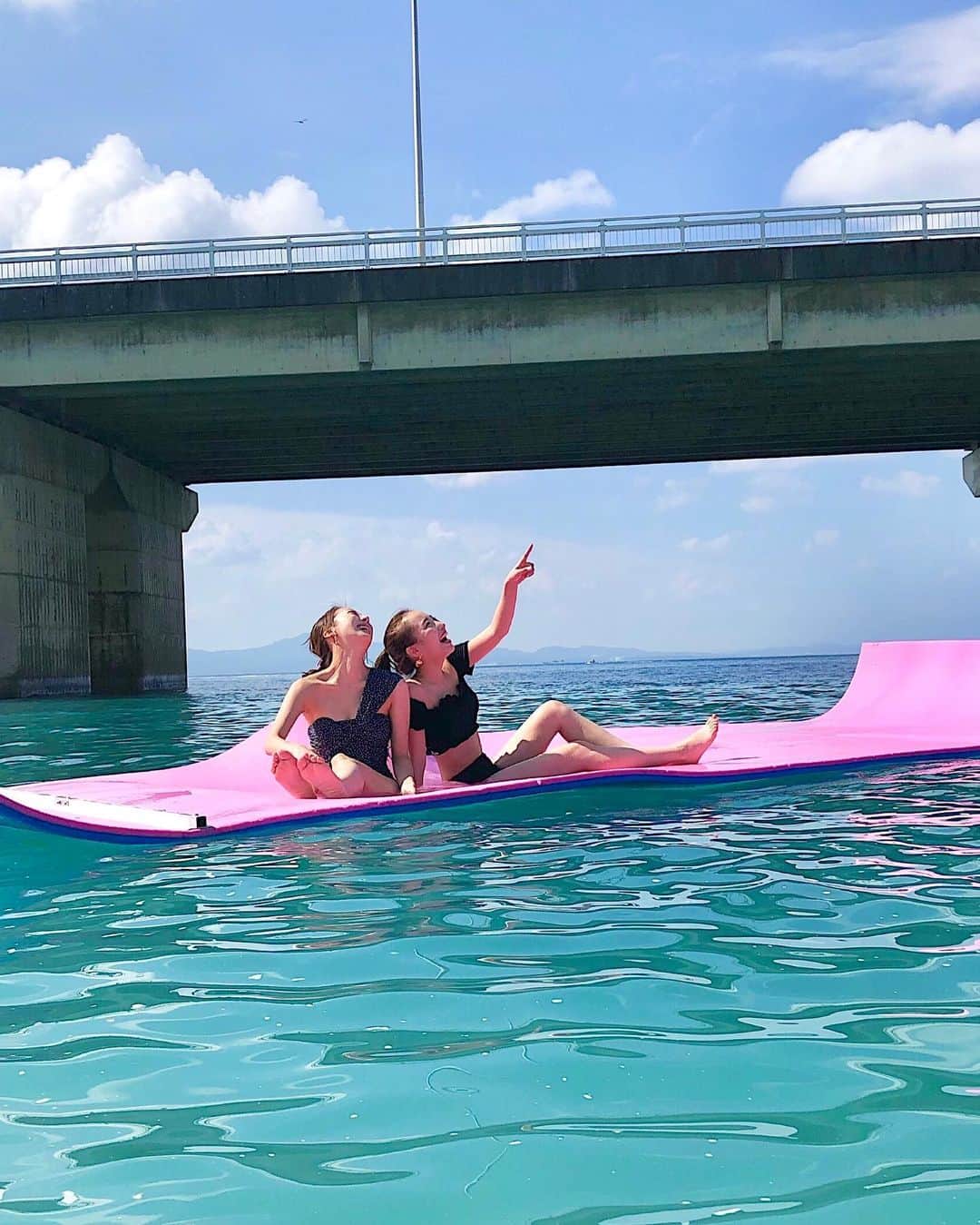 のインスタグラム：「☺︎ ・ ジェットスキーとかバナナボートとか 色んなマリンスポーツも楽しすぎた！🏄‍♀️ ・ 海に落とされるの怖くて 必死につかまりすぎて腕筋肉痛😂 ジェットスキーが一番好き🤘🏻 ・ #沖縄 #沖縄旅行 #海 #ビーチ #マリンスポーツ #ジェットスキー #バナナボート #ビックマーブル #シュノーケリング #sup」