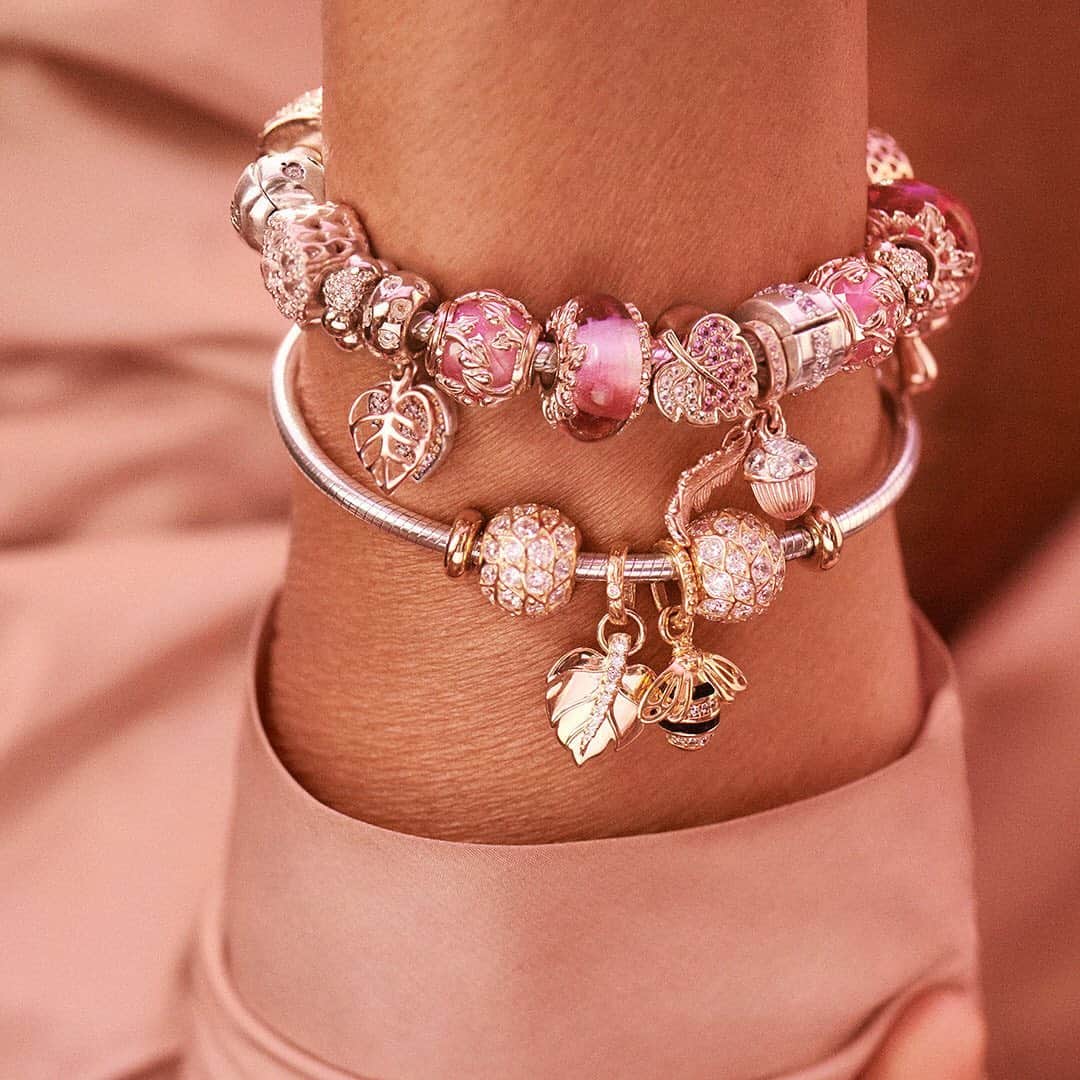 PANDORAさんのインスタグラム写真 - (PANDORAInstagram)「Let the vibrant colours and organic forms shape your look this autumn with collectable charms crafted from Pandora Rose with Murano glass. Each Murano glass charm is unique, thanks to the special hand-finishing process. It’s a piece that is beautiful and unique – just like you.  #WhatDoYouLove #PandoraCharm #PandoraBracelet」9月18日 21時04分 - theofficialpandora