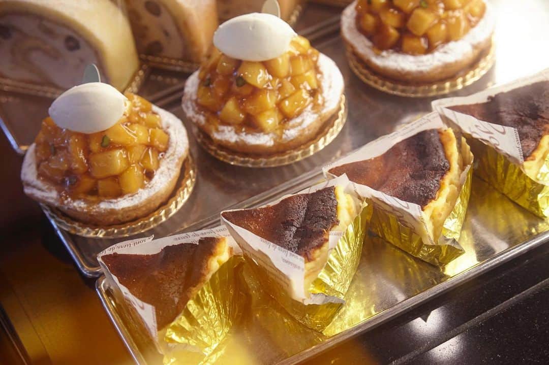THE WESTIN TOKYO | ウェスティンホテル東京さんのインスタグラム写真 - (THE WESTIN TOKYO | ウェスティンホテル東京Instagram)「秋らしいスイーツがウェスティンデリに登場🍁 世界一の美食の街で生まれた「バスク風チーズケーキ」。 香ばしく焼き上げられた表面と、中身のなめらかな舌触りが特徴の絶品チーズケーキです🧀  そしてもう一つは毎年秋に登場するボリューミーな「アップルパイ」。 角切りにしたりんごの一面のみソテーすることで、シャキシャキした食感との甘くソフトな味わいを同時に味わえます🍎  今話題のスイーツと、秋の訪れを感じる旬のスイーツでティータイムをお愉しみください。 その他スイーツの詳細はプロフィールの🔗リンクより👉👉 ...... Sweeten up your day with our heavenly autumn treats🍁 at The Westin Deli!  From the rich, irresistible Basque cheesecake boasting a rustic dark exterior and a velvety interior, to our ever-popular apple pie loaded with juicy best of season apples, which one will be your favorite?😋 Discover more Westin Deli delights via our 🔗bio link ...... #ウィスティンホテル #バスク風チーズケーキ  #アップルパイ #チーズケーキ #デザート#ケーキ  #アフタヌーンティー #スイーツ#グルメ #甘党 #ウェスティン #ホテル #東京 #恵比寿 #バスクチーズケーキ #WestinTokyo #BasqueCheesecake #applepie #cheesecake #sweets #westinhotel#thewestintokyo #westin #hotel #tokyo#ebisu #afternoontea #dessert #cake」9月18日 21時04分 - westintokyo