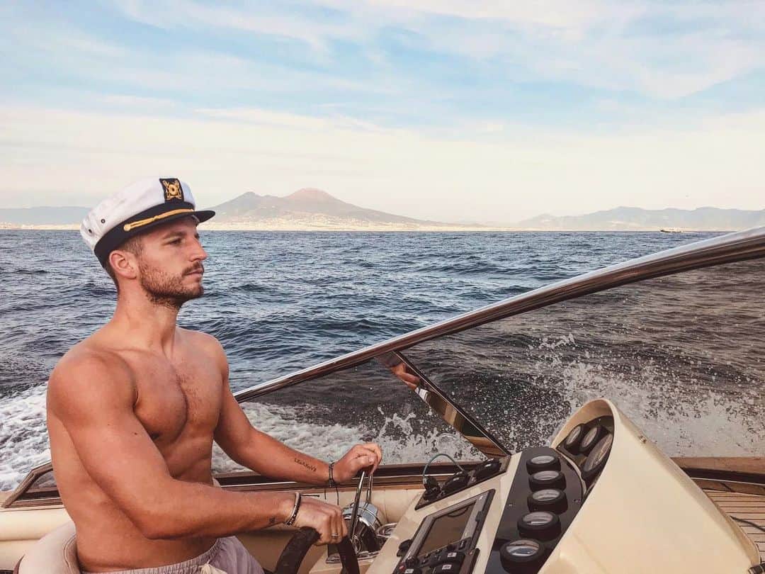 ドリース・メルテンスのインスタグラム：「Ieri, uno stadio tutto azzurro, mi ha fatto sentire come nel mare di Napoli🚤💙 Avanti tutta Napoli」