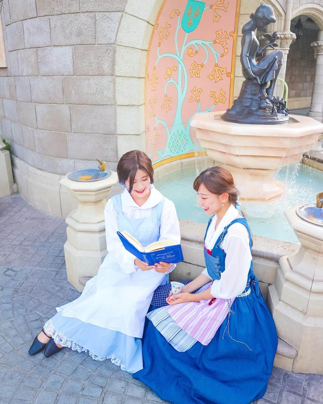 のインスタグラム：「ㅤ ㅤ まながチップを大切そうに持ってるのが かわゆくてお気に入りの写真☕️💓 ㅤㅤ ㅤ ㅤ いったん町ベル投稿おわりっ👱🏻‍♀️🌹📘 ㅤ 大量投稿にお付き合いいただき ありがとうございました🥺💕💕 ㅤ ㅤㅤ ㅤ 次からシンデレラとアナ、、💗 ㅤㅤㅤㅤ ㅤ ㅤ ㅤ ㅤㅤ ㅤㅤ #kana_mana ㅤ #kana_disney #kana_halloween ㅤㅤ ㅤ ㅤ #パンセルコ #penseeruco #dハロ #ディズニーハロウィン #ディズニーハロウィーン #ディズニーハロウィン2019 #仮装 #仮装ディズニー #ディズニープリンセス #町ベル #実写町ベル #美女と野獣 #ベル #東京ディズニーランド #ディズニーランド #東京ディズニーリゾート #tokyodisneyland #tdl #tokyodisneyresort #tdr #disneyhalloween #disneyprincess #beautyandthebeast」