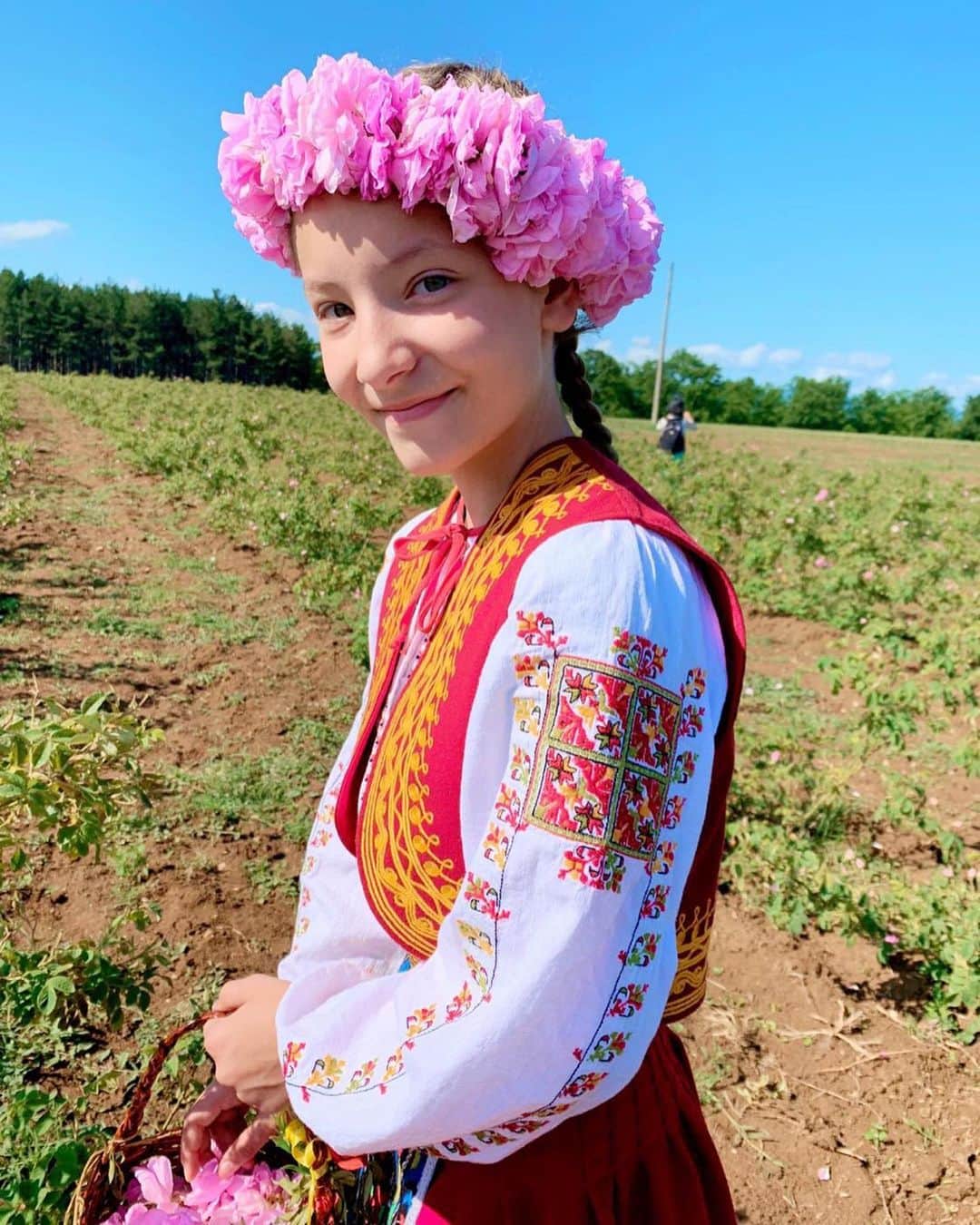 朝日放送「朝だ！生です旅サラダ」さんのインスタグラム写真 - (朝日放送「朝だ！生です旅サラダ」Instagram)「@e_n_n_a_ #バラ収穫祭 で出会った女の子、ファニちゃん👧🌹 バラを収穫する姿がとても美しく、#一目惚れ ‥❤︎ 声を掛けて、描かせてもらうことに！✍🏻🎨 #ダマスクローズ のいい香りに包まれながらのスケッチ。 ブルガリアで年一度の大切な日に、絵になる風景と、絵になる女の子‥！描くことができて、とっても嬉しかったです🥰 _ #バラの香りに包まれて #絵になる風景 #絵になる女の子 #スケッチ #バラ畑 #バラの髪飾り #バラの谷 #ДОЛИНАТА НА РОЗИ #ТРЯВНА #ブルガリア #Bulgaria _ #ABCテレビ #朝日放送テレビ #朝だ生です旅サラダ #旅サラダ #旅サラダガールズ #山代エンナ #イラストレーター #海外 #旅 #travel #trip」9月18日 21時14分 - tabisalad