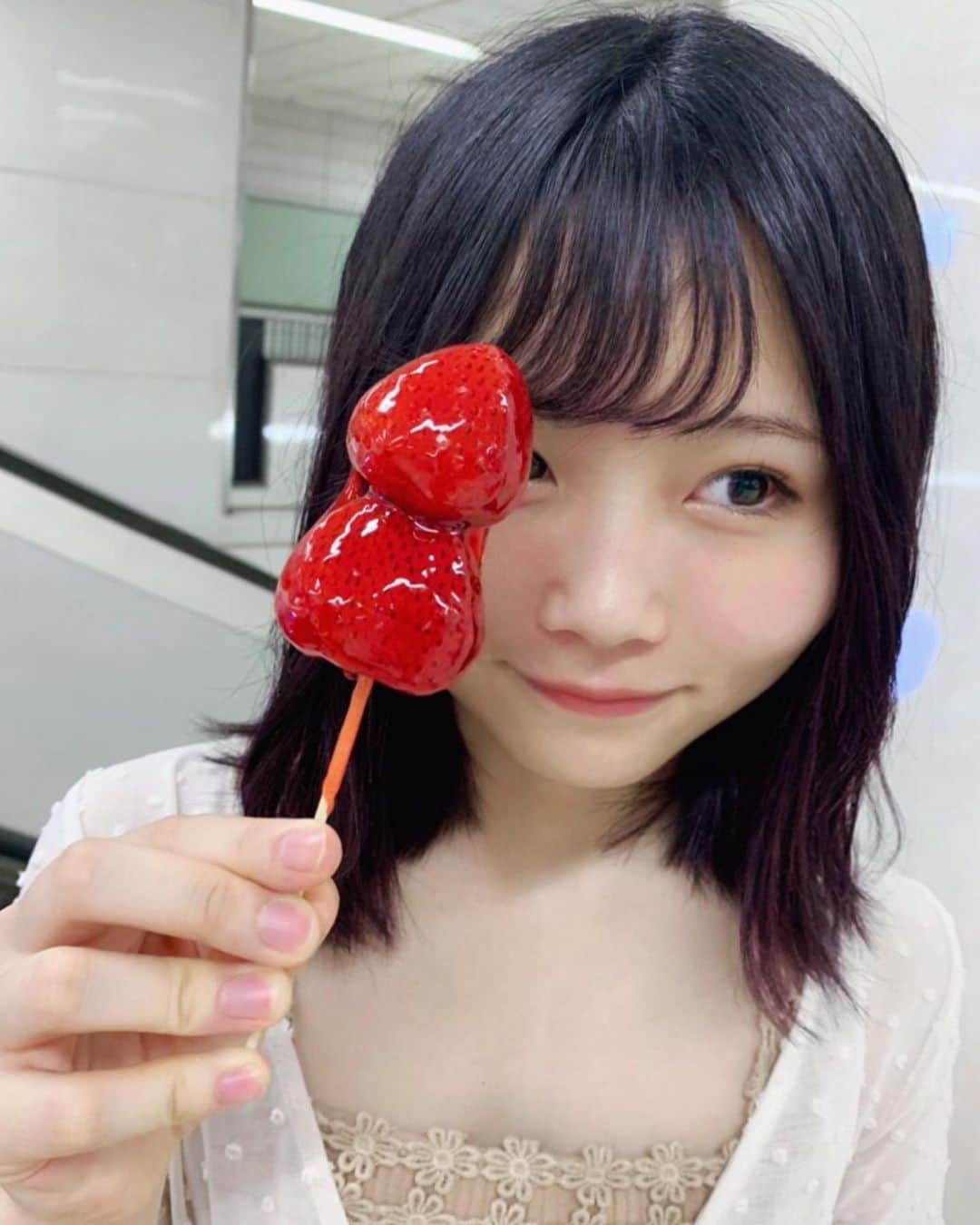 秋吉優花さんのインスタグラム写真 - (秋吉優花Instagram)「ただの氷食べてる人みたいで笑う。 . ココナッツと練乳味。 . . そして、お祭りといえばフルーツ飴。 みかん飴なるものが目に入ったけれど、大人しくいちごに。笑 来年みかん飴食べよ。 あとみんなが食べてた干し梅飴も。 . 今年も楽しかった😊🌈 .  #放生会2019 #行かないと呪われるん？ #さしこちゃんが呟くぐらい #HKTメンバーが通い詰めるでおなじみの(?) #放生会 #お祭り大好き」9月18日 21時14分 - akiyoshi_1024