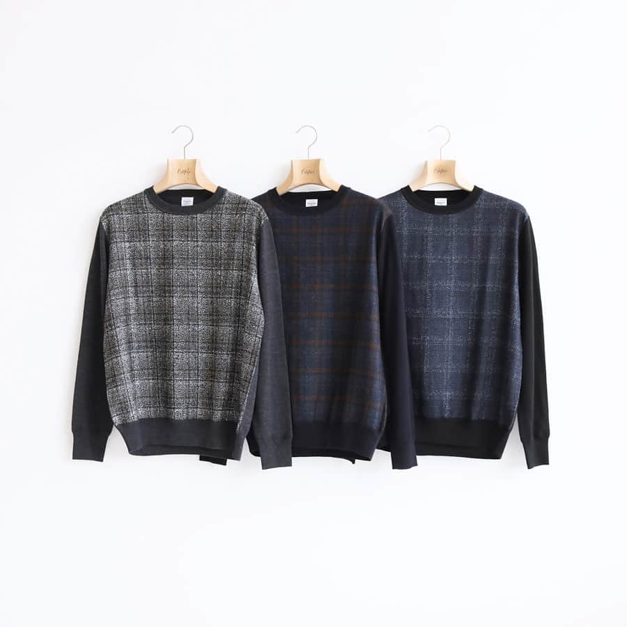 のインスタグラム：「【Di Pray CHECK DOCK Crewneck】﻿ ﻿ 前身頃に1948年にイタリア ビエラ地区創業の高級生地メーカー【Lanificio di Pray / ラニフィーチョ ディ プレイ】社のファンシーな表情感のある生地採用。﻿ ﻿ ニットでは厚く重くなりがちな柄物にウール生地を使用することで、柄の繊細さと豊かな表情を表現しています。﻿ ﻿ さらに、クリンプと呼ばれる繊維の縮れ部分で熱を外に逃がしにくくし、高い保温力を持たせるなど見た目と機能性の両立を図ったニットとなりました。﻿ ﻿ 袖や後ろ身頃のウールニット部分の糸はEDIFICE定番ニットにも使用しているオーストラリア産 最高級メリノエクストラファインを使用しており、柔らかな肌触りの良さや光沢感が演出する品の良さも特徴の一つです。﻿ ﻿ ﻿ ﻿ ﻿ Knit : 【EDIFICE】¥16,000+tax﻿ ﻿ ﻿ ﻿ ﻿ ﻿ ﻿ ﻿ ﻿ ﻿ #edifice #knit #mensknit #knitwear #crewneckknit #mensknitwear #mensfashion #mensstyle #menswear #mensvest #italianfabric #checkpattern #knitstyle #layereditem #winterstyle #layeredstyle #エディフィス  #エディフィスオリジナル #クルーネックニット #クルーネック」