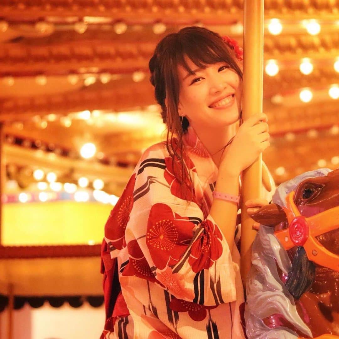 柚希未結のインスタグラム：「毎日がとても楽しい そりゃ昔に比べたら苦しいことや辛いことって多くなってしまったけど、それでもみんなに支えられて毎日楽しく生きてる . だけどその反面、やっぱり自問自答したくなる時もある。本当にこれでいいんだっけ？本当にやりたいことやるためにあの場所を離れたんじゃないの？って。 . でも時間はどうしたって経っていくし、どうしたって年も重ねるし、どうしたってニーズがあるわけで。 そうなっちゃったらもうどんどん生きてく上で出来たやりたいことを更新していくしかないんだよね。 . そりゃチャンスがあるならとも思うし、諦めたわけでもない。だけど、思い描いていたような未来は歩めてない。 . あの頃を思い出すと胸が苦しくなる、キラキラしてた自分を見ると苦しくなる、だけど、それはそれ、これはこれ。 自分が一番自分を理解して自分で一歩を踏み出さないといけないんだよね、大丈夫、笑顔はまだまだ輝いてるはずだから、もうすこし、もう一歩、頑張っていこうって思うよ。 . . . みんなも！ね！！」