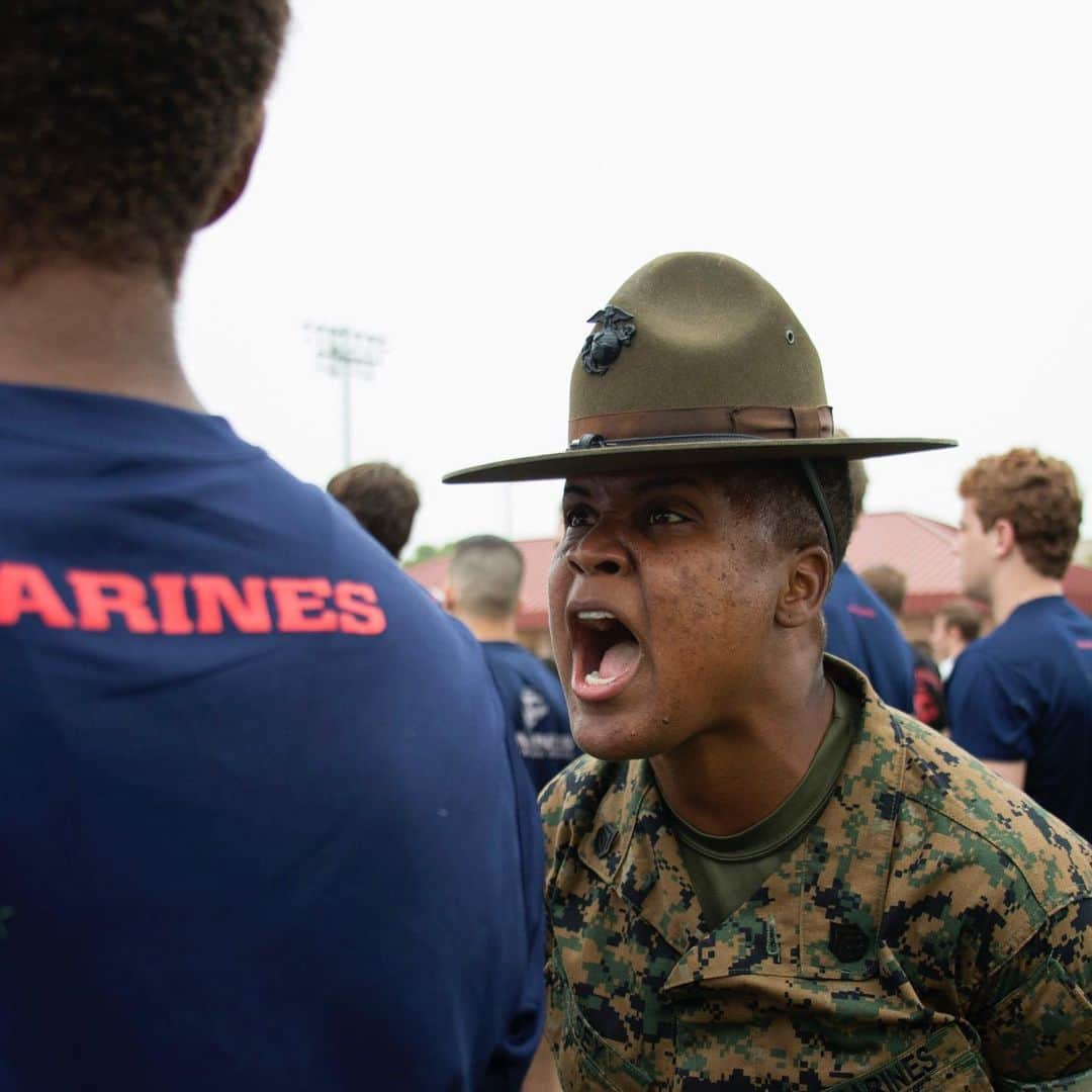 アメリカ海兵隊さんのインスタグラム写真 - (アメリカ海兵隊Instagram)「Say What?! A drill instructor with @mcrdparrisisland motivates poolees during the Initial Strength Test in Allen, Texas. (U.S. Marine Corps photos by Sgt. Sara Luna)  #USMC #Marines #DrillInstructor #Bootcamp #Military」9月18日 21時25分 - marines