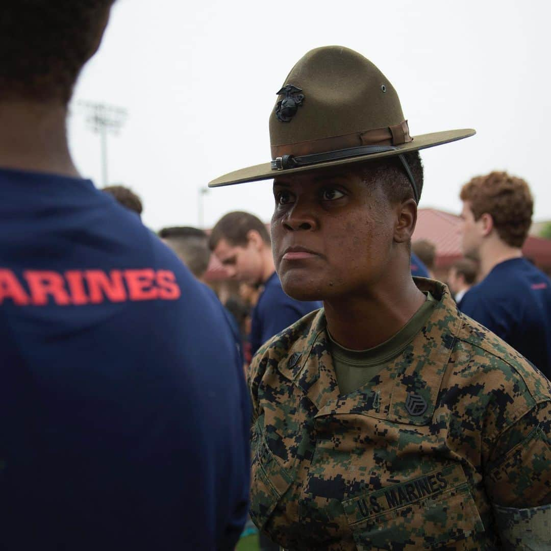 アメリカ海兵隊さんのインスタグラム写真 - (アメリカ海兵隊Instagram)「Say What?! A drill instructor with @mcrdparrisisland motivates poolees during the Initial Strength Test in Allen, Texas. (U.S. Marine Corps photos by Sgt. Sara Luna)  #USMC #Marines #DrillInstructor #Bootcamp #Military」9月18日 21時25分 - marines