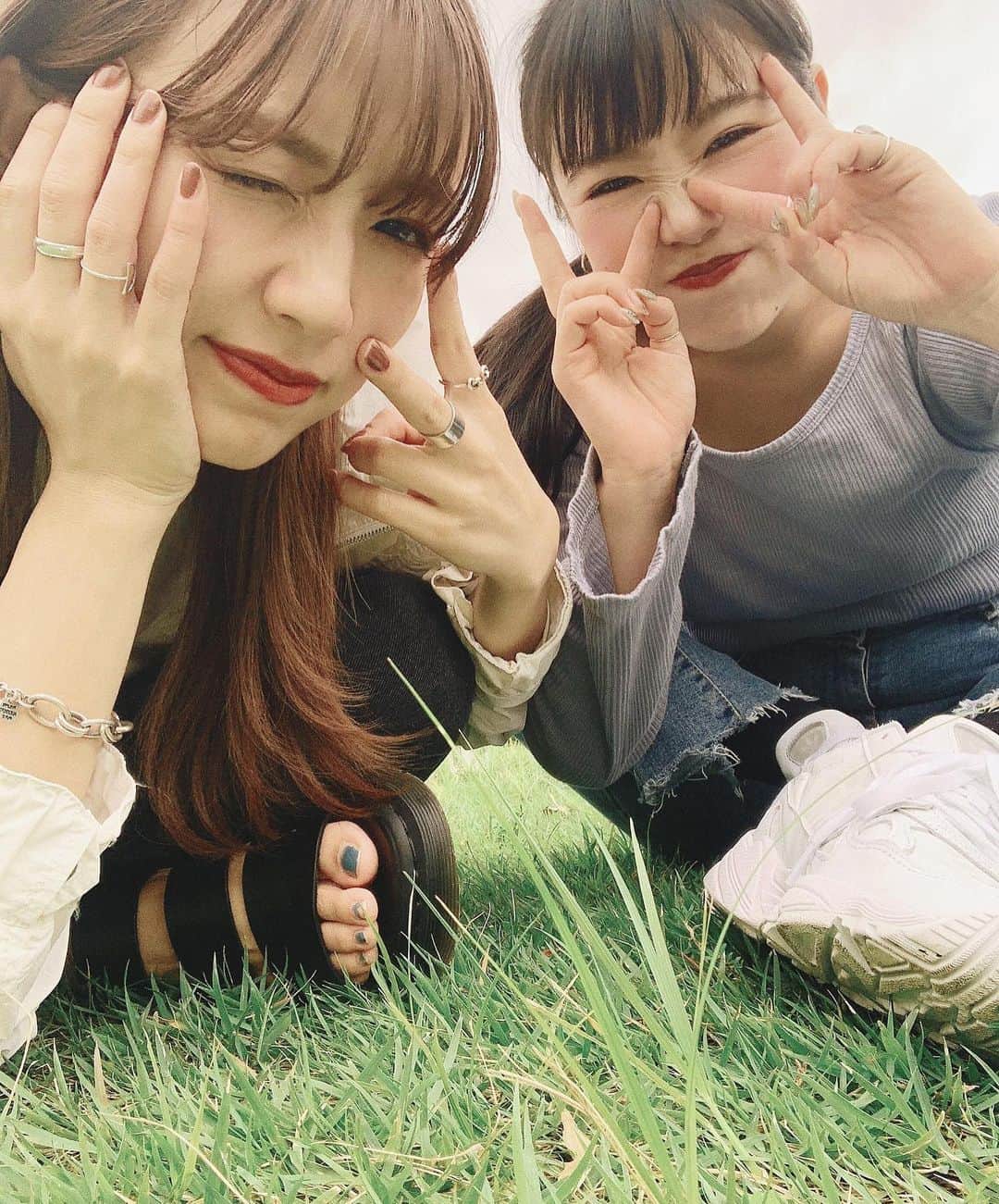 上野 紗也加さんのインスタグラム写真 - (上野 紗也加Instagram)「. 時間が久しぶりあったから芝生で寝てた日 🌱 いつも会うとすぐ写真増えちゃう✌︎」9月18日 21時18分 - __syaka__