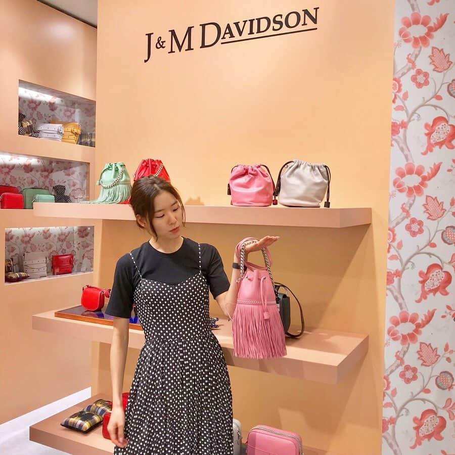 布川桃花さんのインスタグラム写真 - (布川桃花Instagram)「J&M DAVIDSON POP-UP STORE👜 . 新しくクリエイティブ・ディレクターに就任した ケイティ・ヒリヤー @katiejanehillier の 2019AWコレクションの世界観が楽しめるポップアップストアが 伊勢丹新宿店の本館1Fで9/18〜24まで開催してるよ🌟 . 税抜10万円以上お買い物すると 可愛いキーベアが貰えるみたい🧸 . 私は最新のコレクション FRINGE CARNIVAL MINIのピンクをゲット❤︎ 可愛すぎる、、🤤 . #jandmdavidson #ジェイアンドエムデヴィッドソン」9月18日 21時18分 - momoka_fukawa