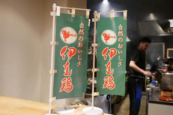 福岡グルメ 福岡ランチ「デビログ」さんのインスタグラム写真 - (福岡グルメ 福岡ランチ「デビログ」Instagram)「今泉にある『焼鳥 と金』に初訪問。 ここは2019年6月にオープンしたお店で、福岡では珍しい福島県の銘柄鶏「伊達鶏」を取り扱っている。 今回は初訪問だったので3,000円・税別のコースをネットから予約してみたよ。 以前『Yakiniku COWSI』にいたゴマちゃんがおったけんビックリした❗️ 「#伊達鶏 」は初めて食べたがなかなか旨みがあるねぇ～😋👌 おすすめの「おやこ丼」もウマっ🙆‍♂️ ホットペッパーから予約すれば5,000円・税込で飲み放題付のプランもあるようだ。（要確認のこと） #ペイペイ も使える！  しかし年中無休で朝5時まで営業とかすごいやん😆 . メニュー、他pic、内観などは「デビログ」に掲載しています。 サイトを見る場合はブラウザで「デビログ」で検索👉 . #焼鳥と金 #福岡市中央区今泉 1-9-19 BuLaLa1F 092-731-9100 17:00～5:00 無休 . ♦️福岡グルメ 福岡ランチを検索できるブログ は「デビログ」で検索👉 ♦️マニアックな情報や本当に美味しいお店情報なら「もっとデビログ」で検索👉 . #福岡焼き鳥 #福岡焼鳥 #今泉グルメ #今泉焼鳥 #今泉焼き鳥 #と金 #PayPay #福岡 #博多 #fukuokapics #fukuoka #fukuokacity #hakata #fukuokarestaurant #fukuokagourmet #IGersJP #ig_japan #福岡レストラン #福岡飲食店 #福岡グルメ #福岡ランチ #福岡ごはん #福岡ご飯 #食べログ福岡 #福岡飯 #福岡食べ歩き」9月18日 21時19分 - devi_takahashi