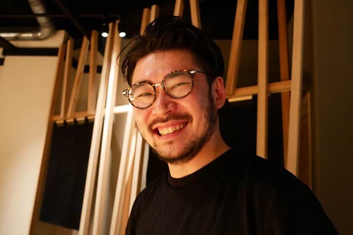 福岡グルメ 福岡ランチ「デビログ」さんのインスタグラム写真 - (福岡グルメ 福岡ランチ「デビログ」Instagram)「今泉にある『焼鳥 と金』に初訪問。 ここは2019年6月にオープンしたお店で、福岡では珍しい福島県の銘柄鶏「伊達鶏」を取り扱っている。 今回は初訪問だったので3,000円・税別のコースをネットから予約してみたよ。 以前『Yakiniku COWSI』にいたゴマちゃんがおったけんビックリした❗️ 「#伊達鶏 」は初めて食べたがなかなか旨みがあるねぇ～😋👌 おすすめの「おやこ丼」もウマっ🙆‍♂️ ホットペッパーから予約すれば5,000円・税込で飲み放題付のプランもあるようだ。（要確認のこと） #ペイペイ も使える！  しかし年中無休で朝5時まで営業とかすごいやん😆 . メニュー、他pic、内観などは「デビログ」に掲載しています。 サイトを見る場合はブラウザで「デビログ」で検索👉 . #焼鳥と金 #福岡市中央区今泉 1-9-19 BuLaLa1F 092-731-9100 17:00～5:00 無休 . ♦️福岡グルメ 福岡ランチを検索できるブログ は「デビログ」で検索👉 ♦️マニアックな情報や本当に美味しいお店情報なら「もっとデビログ」で検索👉 . #福岡焼き鳥 #福岡焼鳥 #今泉グルメ #今泉焼鳥 #今泉焼き鳥 #と金 #PayPay #福岡 #博多 #fukuokapics #fukuoka #fukuokacity #hakata #fukuokarestaurant #fukuokagourmet #IGersJP #ig_japan #福岡レストラン #福岡飲食店 #福岡グルメ #福岡ランチ #福岡ごはん #福岡ご飯 #食べログ福岡 #福岡飯 #福岡食べ歩き」9月18日 21時19分 - devi_takahashi